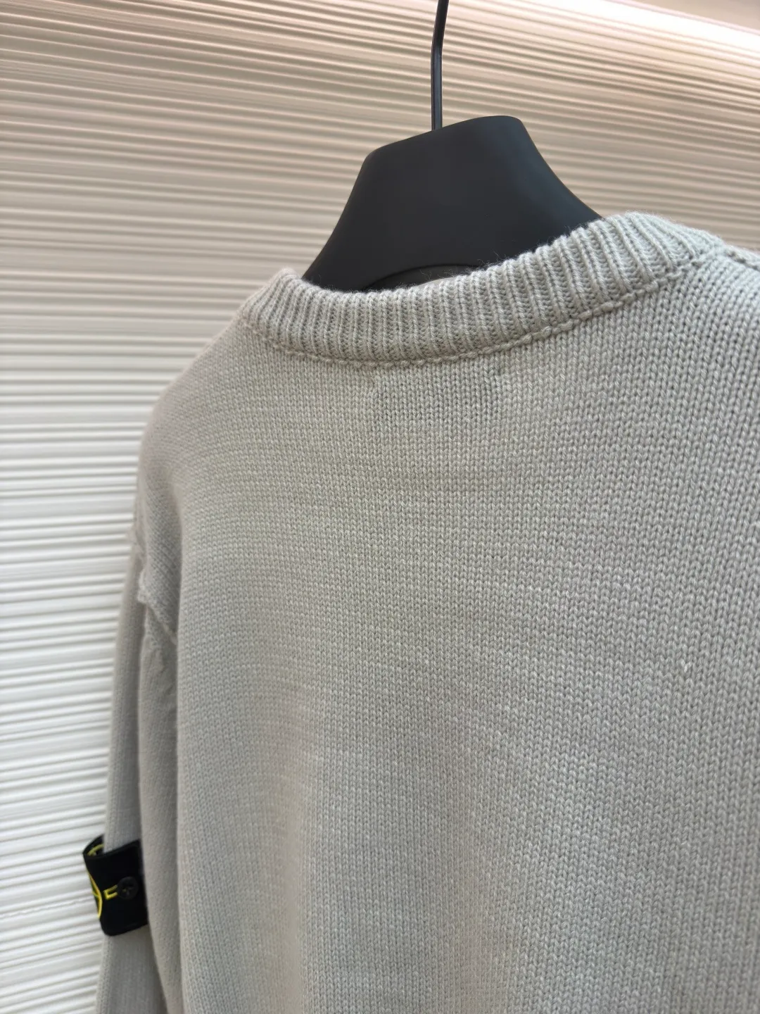 P420 Stonelsland Stone Island arm embroidered logo sweater ●Original version: 3690 purchase and development ●Item number: 1681949-A75 ●Fabric: wool blended fabric ●Technology: knitted ●Color: apricot ●Version: fitted version ●Weight: about 535 grams ●Size: S-M-L-XL ●Description: Made of 30% wool, 50% cotton, 20% spandex. The arm embroidery logo is made of double-layer soft leather, with embroidery logo technology on the surface and embellishment with the brand logo. Comes with laser engraved metal buttons. Garment washing-fixing color-fixing pattern-removing wool impurities. This style is woven with a 7-needle imported machine, with knitted threads on the neck and hem, and embroidered logos on the arms to present the brand vision. The overall wiring is straight and delicate, the fabric is comfortable and soft, and the color is consistent without color difference. It can be matched with the same style to create a fashionable look and control various occasions. Customized accessories, complete with three standards, same style for men and women!